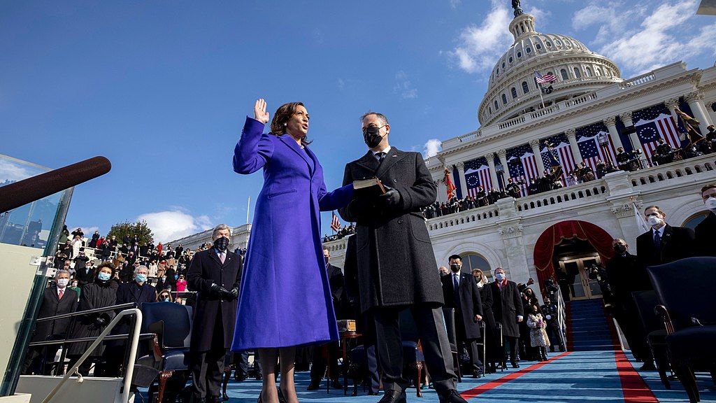 1024px-Kamala_Harris_taking_oath_for_vice_presidency.jpg